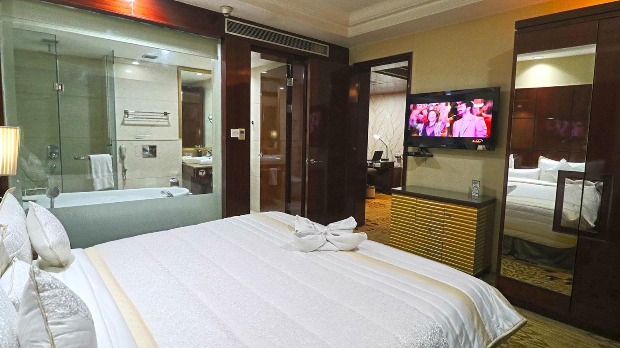 Skycity Hotel Gurgaon Esterno foto