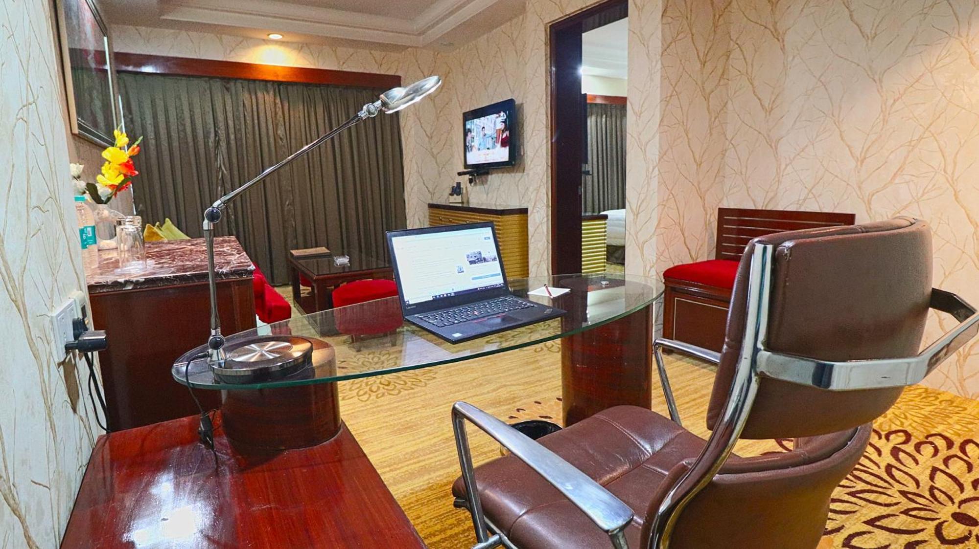 Skycity Hotel Gurgaon Esterno foto