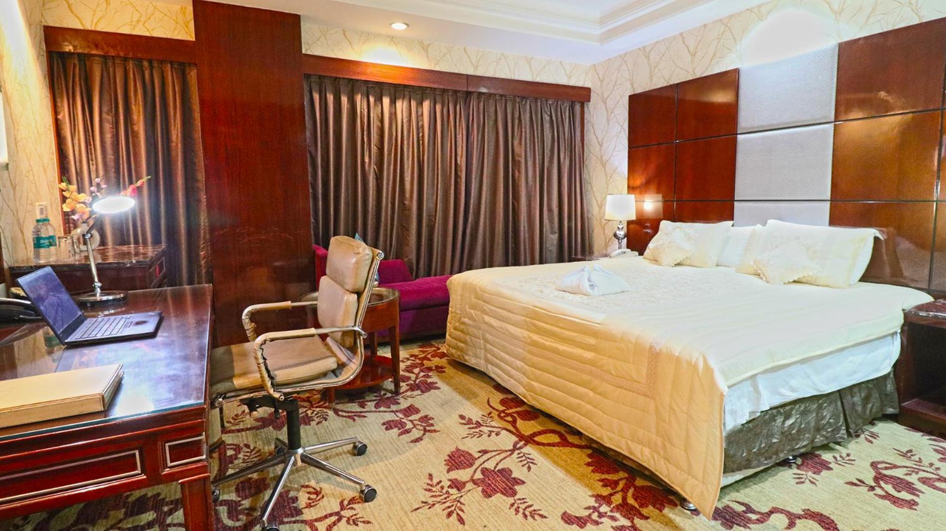 Skycity Hotel Gurgaon Esterno foto