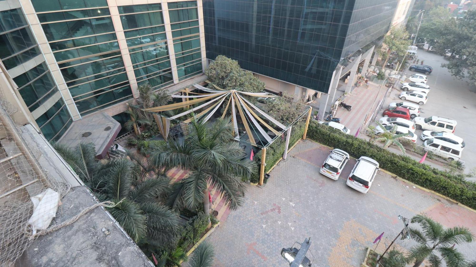 Skycity Hotel Gurgaon Esterno foto