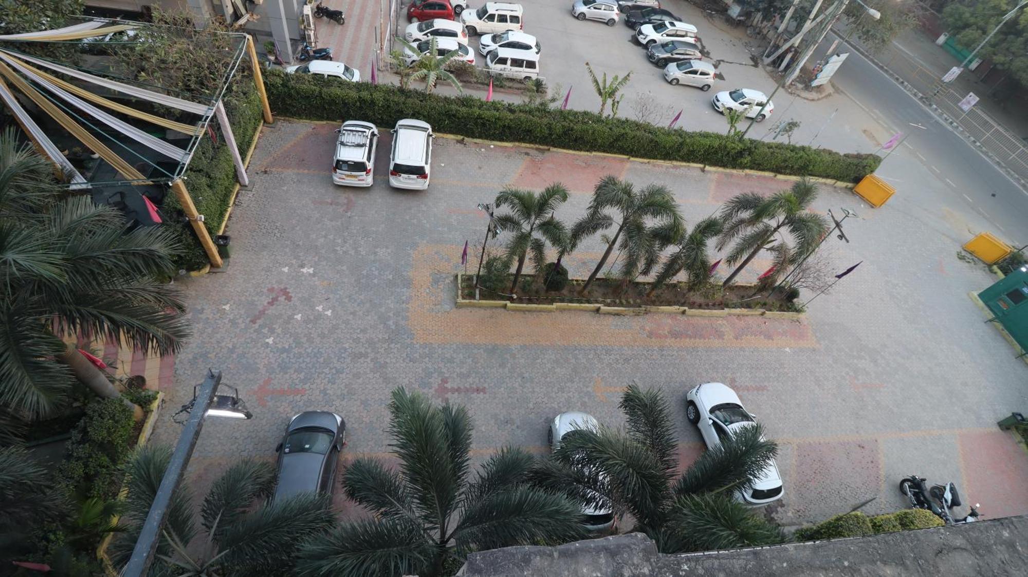 Skycity Hotel Gurgaon Esterno foto