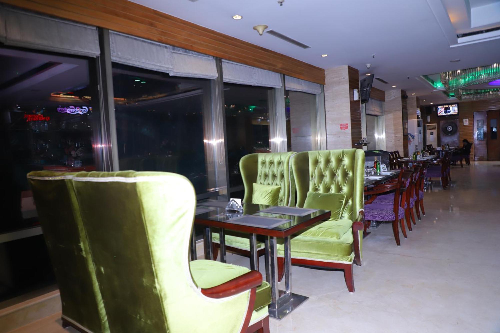 Skycity Hotel Gurgaon Esterno foto