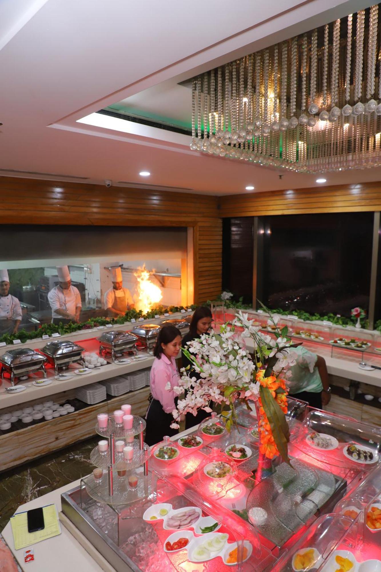 Skycity Hotel Gurgaon Esterno foto